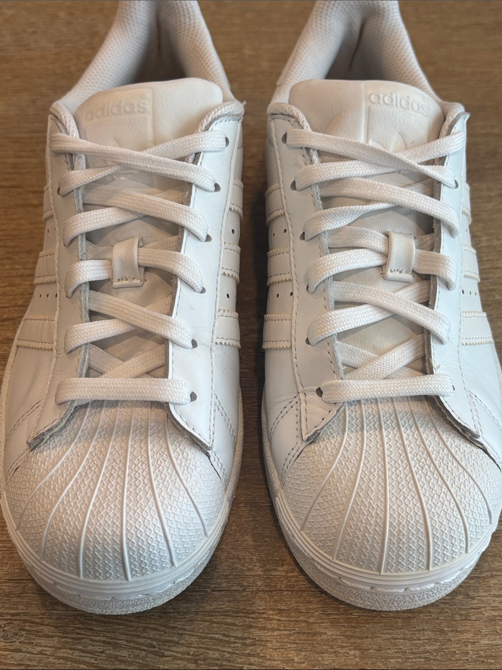 adidas- White Leather Shell-Toe Sneakers Size 6 (men’s) women’s 7.5